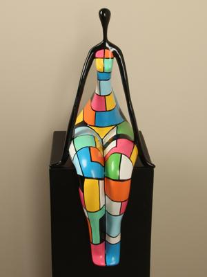 Beeld zittende vrouw kleurrijk, 70 cm