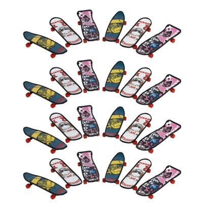 Gerimport Vinger skateboard - 24x stuks - grafische print - 10 x 3 cm - uitdeel cadeau