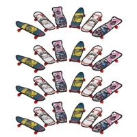 Gerimport Vinger skateboard - 24x stuks - grafische print - 10 x 3 cm - uitdeel cadeau