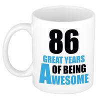 Verjaardag 86 jaar Koffiemok Cadeau - Great years of being awesome - wit/blauw