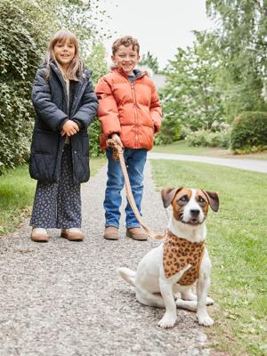 Donsjack met capuchon, fleecevoering en wanten of handschoenen amber