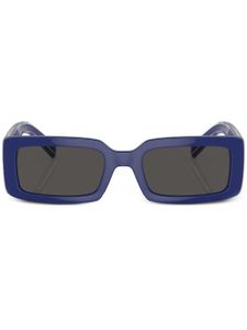 Dolce & Gabbana Eyewear lunettes de soleil rectangulaires à logo imprimé - Bleu