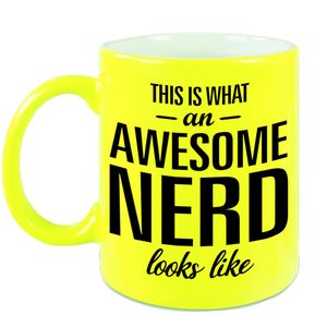 Awesome nerd / slimmerik cadeau mok / beker neon geel 330 ml