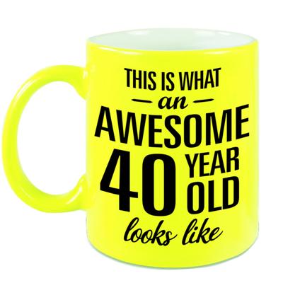 Awesome 40 year - verjaardag cadeau koffiemok - beker - neon geel - 330 ml - 40 jaar geworden