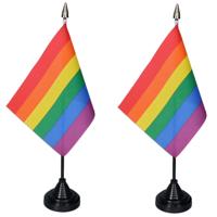 Regenboog Pride tafelvlaggetjes - 2x stuks - 10 x 15 cm vlag - met zwarte standaard