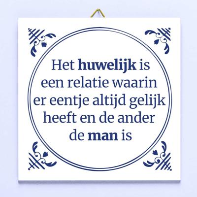 Tegeltje Het huwelijk is een relatie waarin er eentje altijd gelijk heeft en de ander de man is