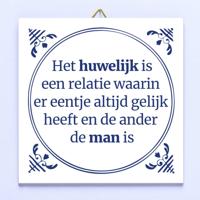 Tegeltje Het huwelijk is een relatie waarin er eentje altijd gelijk heeft en de ander de man is