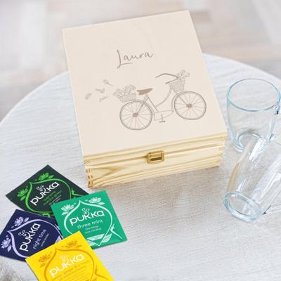 Houten theedoos graveren met twee glazen en vier verschillende theesoorten