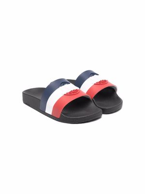 Moncler Enfant claquettes à logo embossé - Bleu