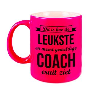 Leukste en meest geweldige coach cadeau mok / beker neon roze 330 ml - cadeau trainer - feest mokken