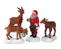 Santa feeds reindeer - Lemax
