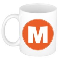 Mok / beker met de letter M oranje bedrukking voor het maken van een naam / woord of team