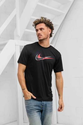 Nike Swim Stacked Swoosh Hydroguard T-Shirt Heren Zwart - Maat XL - Kleur: Zwart | Soccerfanshop