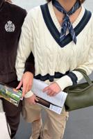 Sporty & Rich trui SRC Cableknit V-Neck WS06561302WH64 ecru/dark navy/forest