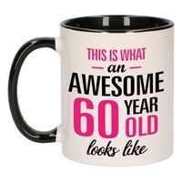 Verjaardag cadeau mok 60 jaar - zwart/roze - grappige tekst - 300 ml - keramiek