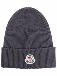 Moncler bonnet en maille à patch logo - Gris