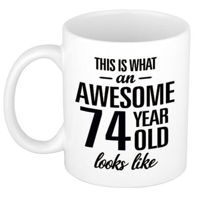 This is what an awesome 74 year old looks like - cadeau koffiemok - 300 ml - verjaardag 74 jaar This is what an awesome 74 year old looks like - cadeau koffiemok - 300 ml - verjaardag 74 jaar