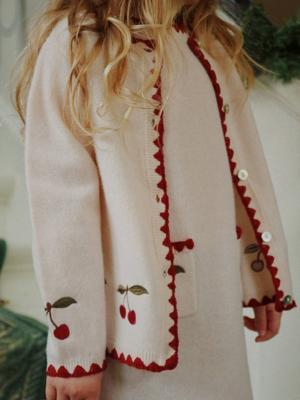 Vest met geborduurde kersen beige Vest met geborduurde kersen beige