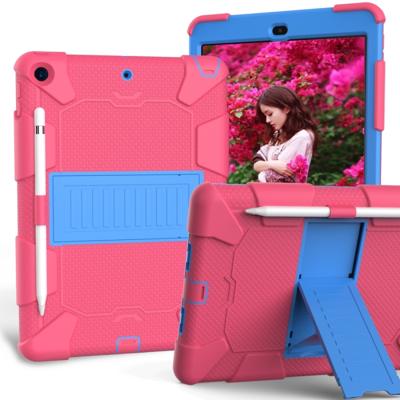 Voor iPad 10 2 schokbestendige tweekleurige siliconen beschermhoes met houder & Pensleuf (fuchsia roze + blauw)