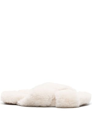 Yves Salomon chaussons en peau lainée à brides croisées - Blanc