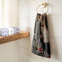 Cadeauset met gepersonaliseerd gastenhanddoekje en 3 zepen