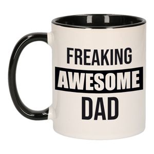 Vader cadeau mok / beker zwart freaking awesome dad