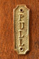 Messing bordje 'Pull' vintage style deur modern 115mm Messing bordje 'Pull' vintage style deur modern 115mm