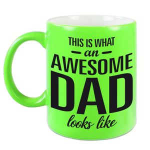 Awesome dad cadeau mok / beker neon groen voor Vaderdag 330 ml   -