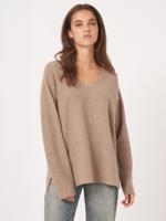 Naadloos gebreide cashmere trui met V-hals