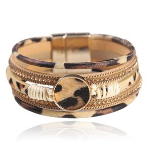 Leren bruin en goudkleurige dames armband dierenprint met magneetsluiting