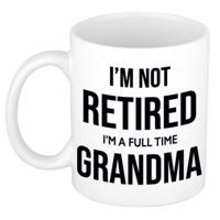 Im not retired im a full time grandma - oma pensioen koffie mok - afscheidscadeau - 300 ml