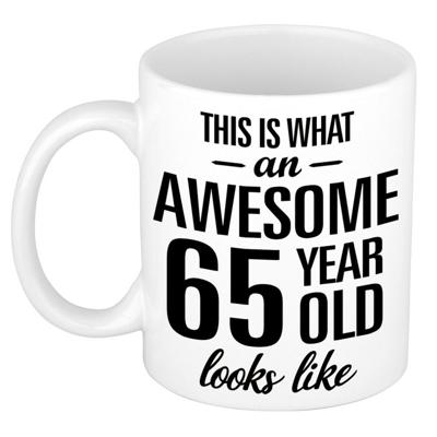 This is what an awesome 65 year old looks like - cadeau koffiemok - 300 ml - verjaardag 65 jaar This is what an awesome 65 year old looks like - cadeau koffiemok - 300 ml - verjaardag 65 jaar