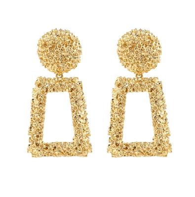 Metalen oorbellen eenvoudige geometrische reliëf bloemen oorbellen retro Fashion persoonlijkheid oorbellen (goud)