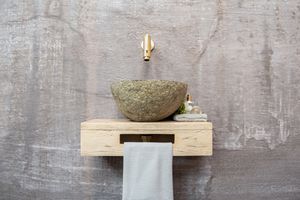 Saniclear Seba fonteinset met eiken plank, rivierstenen waskom en gouden kraan voor in het toilet