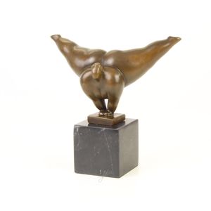 EEN MODERNISTISCHE BRONZEN SCULPTUUR VAN EEN DANSERES