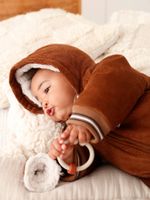 Babypakje in ribfluweel met afneembare voetjes en wantjes beige