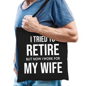 I tried to retire but now i work for my wife / pensioen cadeau tasje zwart heren