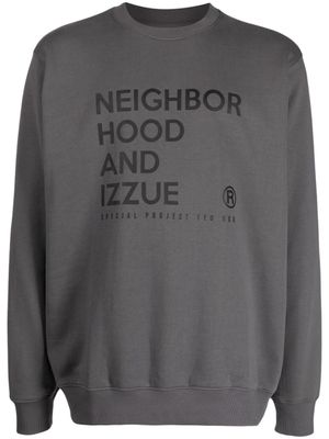 izzue x Neighborhood sweat à logo imprimé - Gris