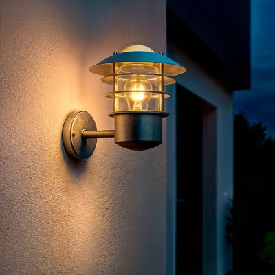Wandlamp gegalvaniseerd met PIR sensor &apos;Blokhuis&apos; buitenlamp E27 IP54