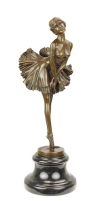 A BRONZE SCULPTURE OF A BALLERINA