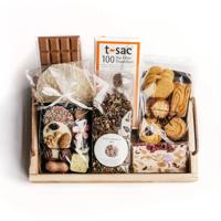 Chocolade en koekjes pakket op houten tray middel