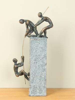 Beeld bronslook Op elkaar vertrouwen, 45 cm