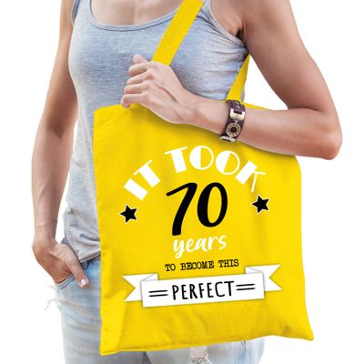 Cadeau tas voor dames - 70 en perfect - geel - katoen - 42 x 38 cm - zeventig - shopper Cadeau tas voor dames - 70 en perfect - geel - katoen - 42 x 38 cm - zeventig - shopper