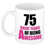Verjaardag 75 jaar Koffiemok Cadeau - Great years of being awesome - wit/roze - voor dames