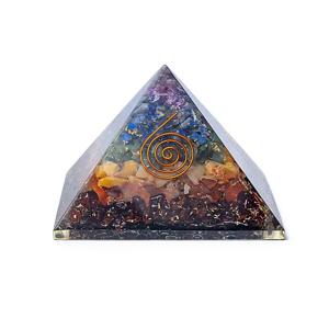 Orgoniet Piramide met 7 Chakra Edelstenen uit India