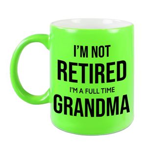 Im not retired im a full time grandma pensioen mok / beker neon groen afscheidscadeau 330 ml