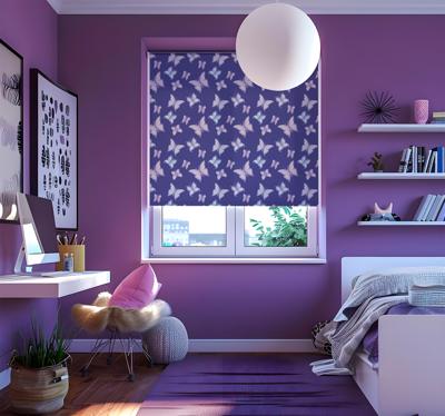 Paarse achtergrond raambekleding vlinders