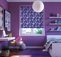 Paarse achtergrond raambekleding vlinders