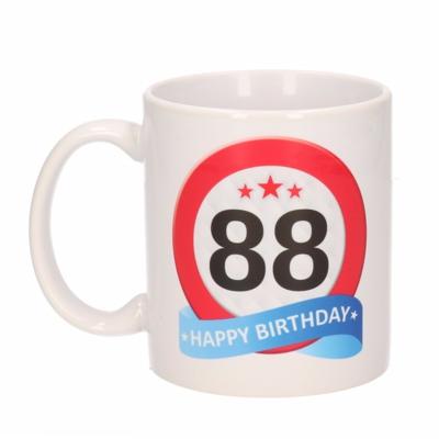 88 jaar Verjaardag koffiemok - cadeau beker - stopbord print - 300 ml - keramiek - wit