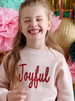 Kerst sweater voor meisjes met boodschap in pailletten roze (poederkleur)